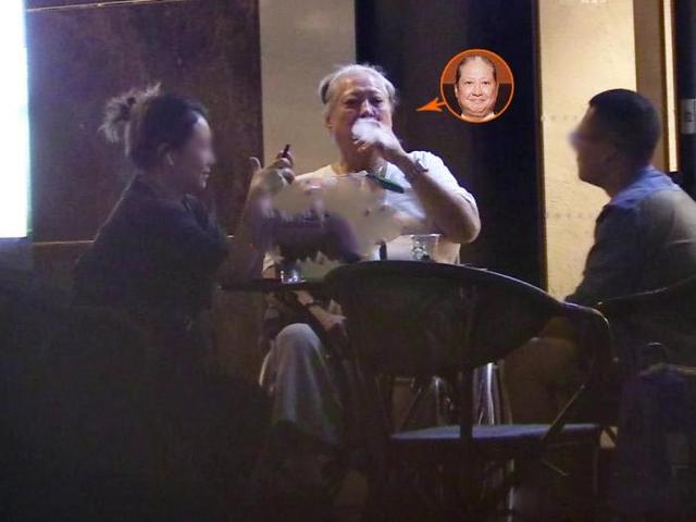 大家都知道前几天有好几个明星因为在室内抽烟登上热搜,所以洪金宝