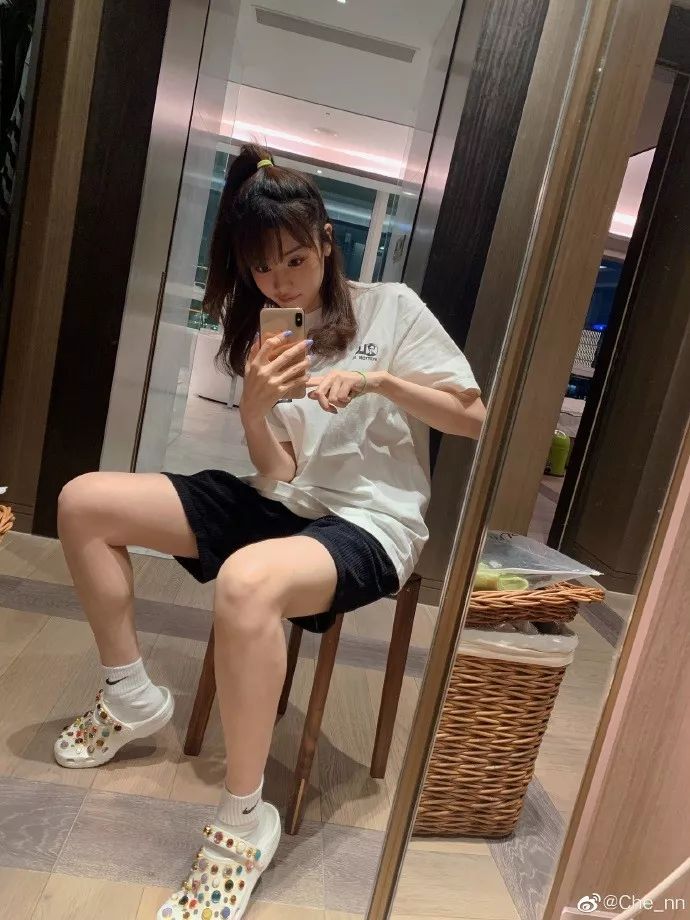 【百花足坛】郜林妻子大长腿显眼,是深大高材生_王晨