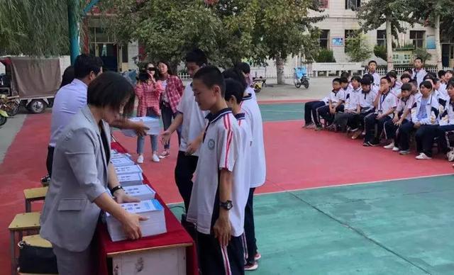电梯安全知识进校园走进高邑县第四中学