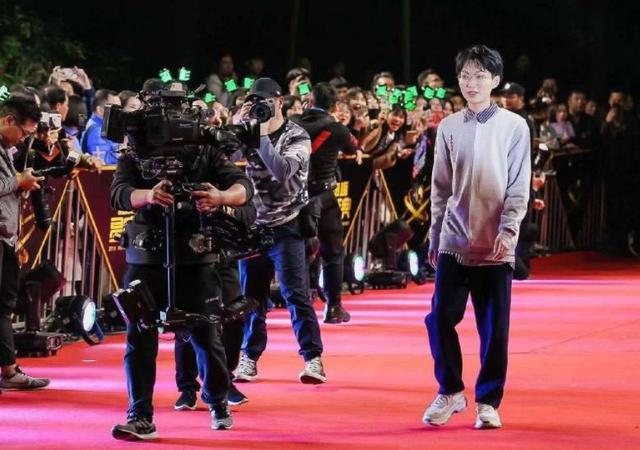 孤影要被官方人员封直播间solo赛吊打妹子还虐泉