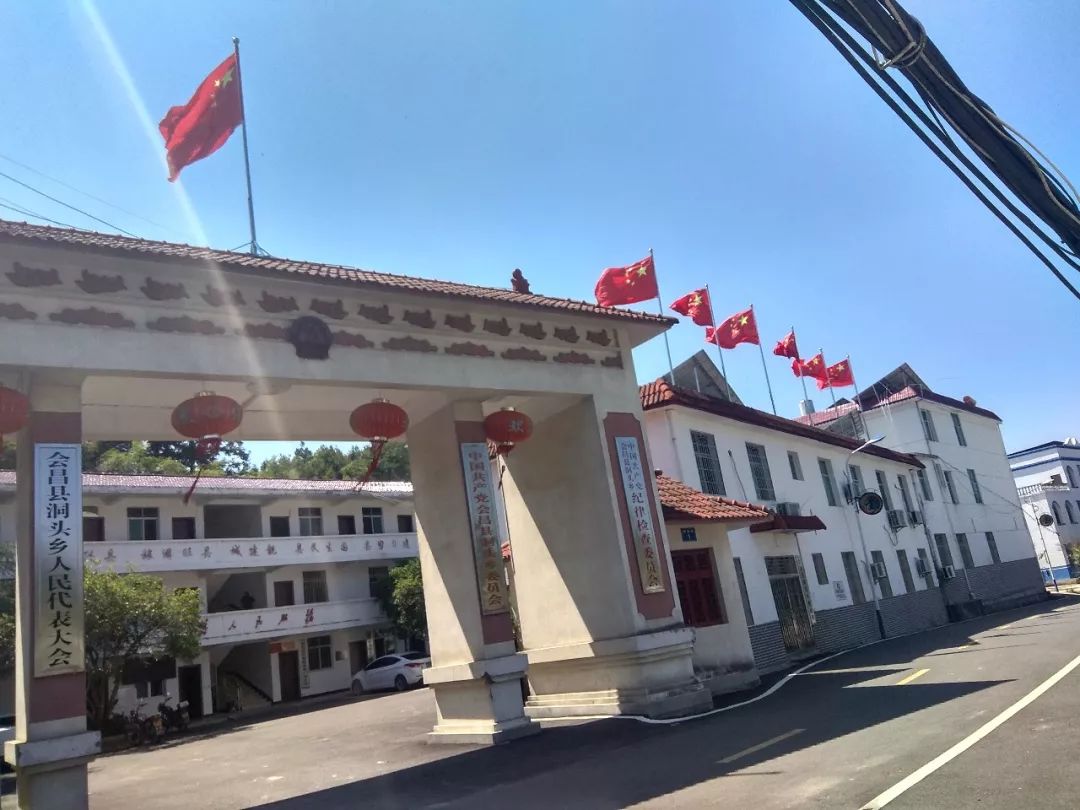 会昌县幼儿园小朋友们与国旗合影会昌县行政中心成为了会昌最靓丽的