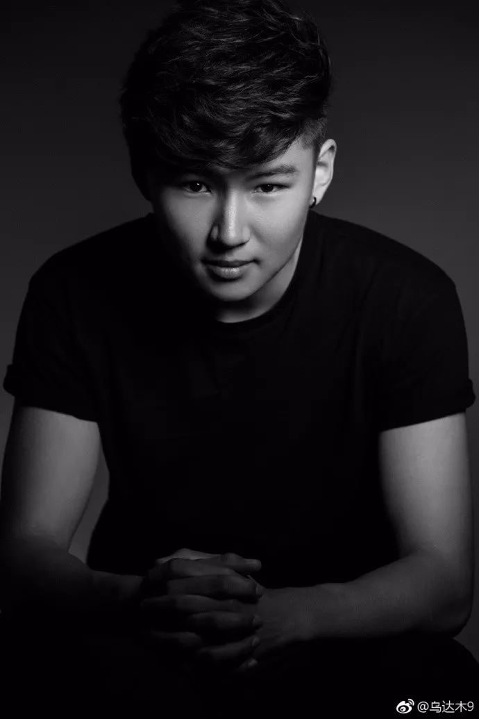 20岁乌达木最新照片曝光变成大帅哥了