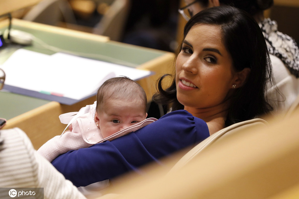 带娃工作!萨尔瓦多"第一夫人"抱着宝宝出席联大引关注