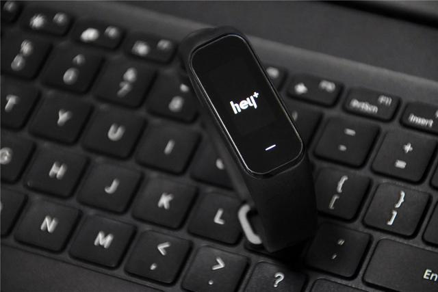 黑加手环1s上线amolednfc康宁大猩猩比小米手环便宜仅199