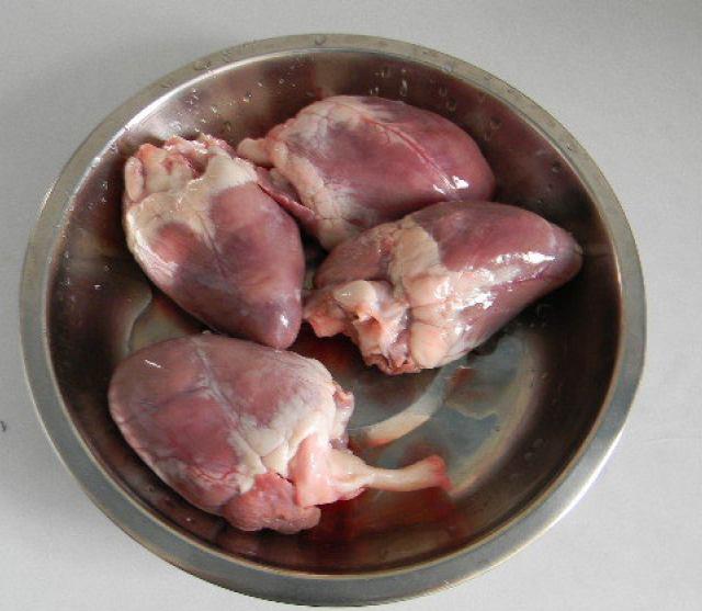 羊心富含蛋白质,维生素a,铁,烟酸,硒等营养元素,有补心益血的作用.