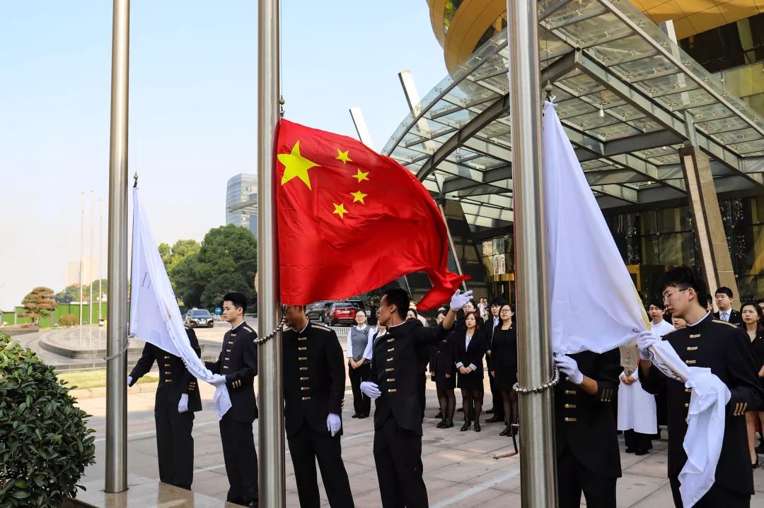 成立70周年 | 钱投·国会中心(洲际酒店)举行庄严的升旗仪式_五星红旗