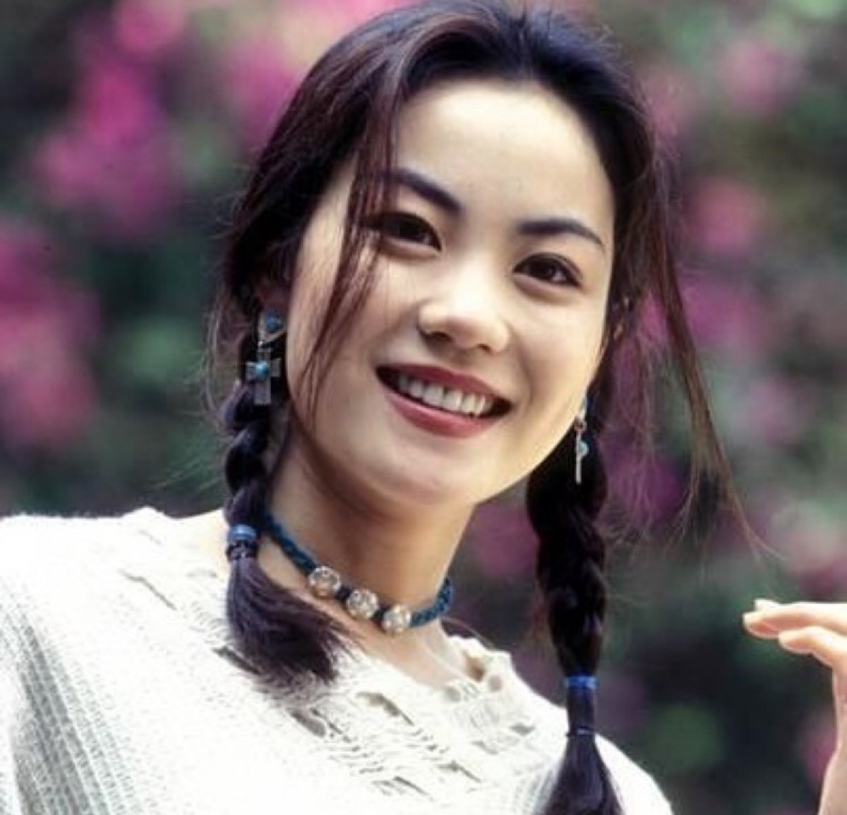 王菲献唱《我和我的祖国》主题曲,老中青三代人集体发声,为心中的偶像