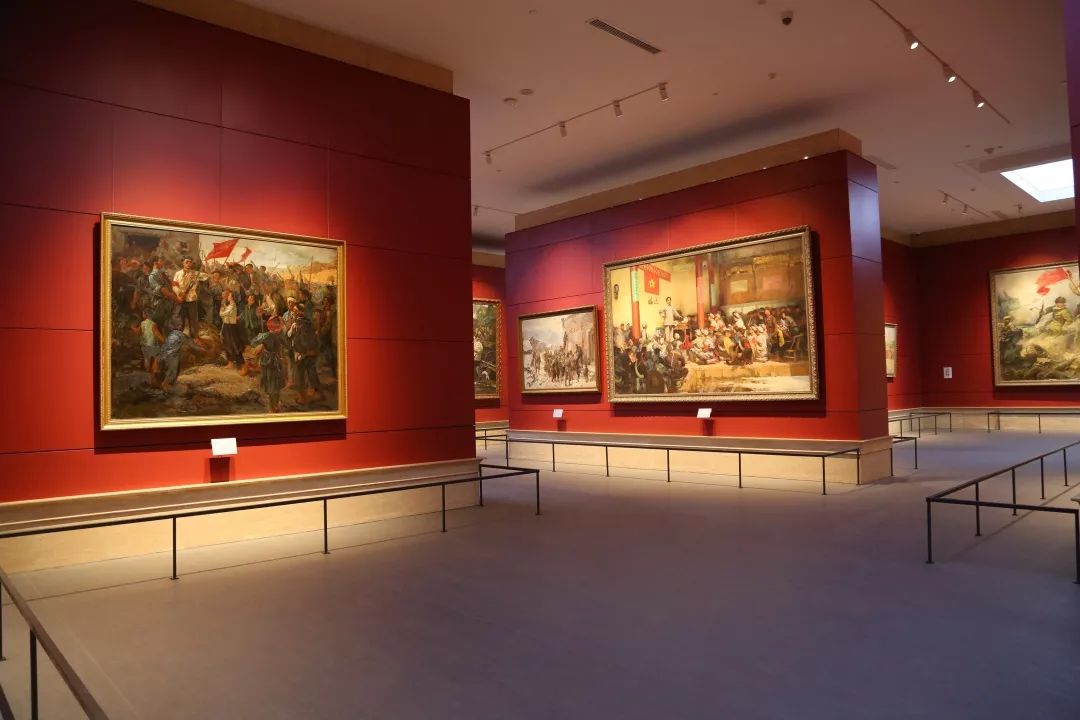 位于展览大楼三层的"红色记忆——馆藏革命军事艺术作品陈列"位于展览