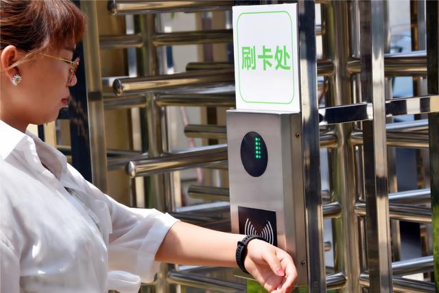 黑加手环1s上线amolednfc康宁大猩猩比小米手环便宜仅199