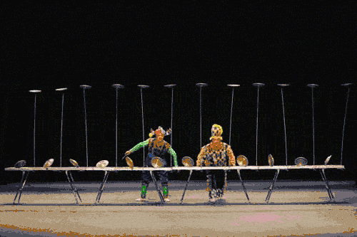 爬杆,吊环,脚蹬大水缸八剑刺美女,大变活人等娴熟技艺,炫酷玩法等待你