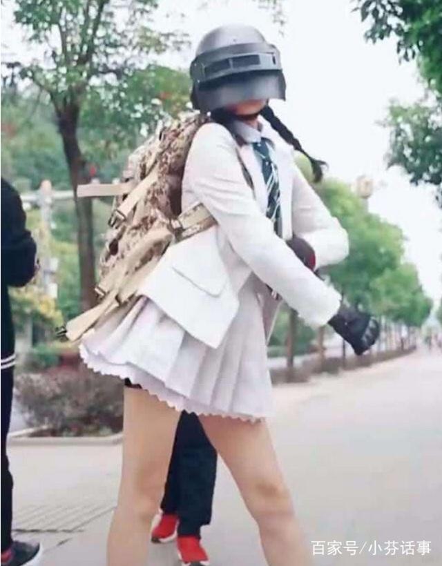 抖音空投妹妹走红戴三级头尬舞网友路人才是亮点