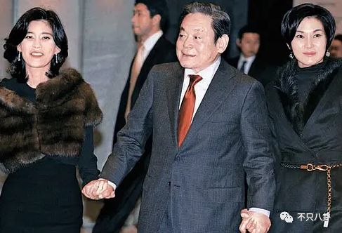 值得一提的是,李健熙本人也是商業聯姻,其夫人洪羅喜是前東洋電視臺