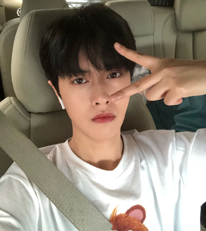 生活中的邢恩,都是一头短发的样子示人,比电视剧里更加像男生,比娱乐