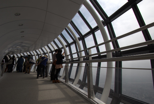 离开海拔350米处东京晴空塔展望台后进入观光电梯,继续向上!