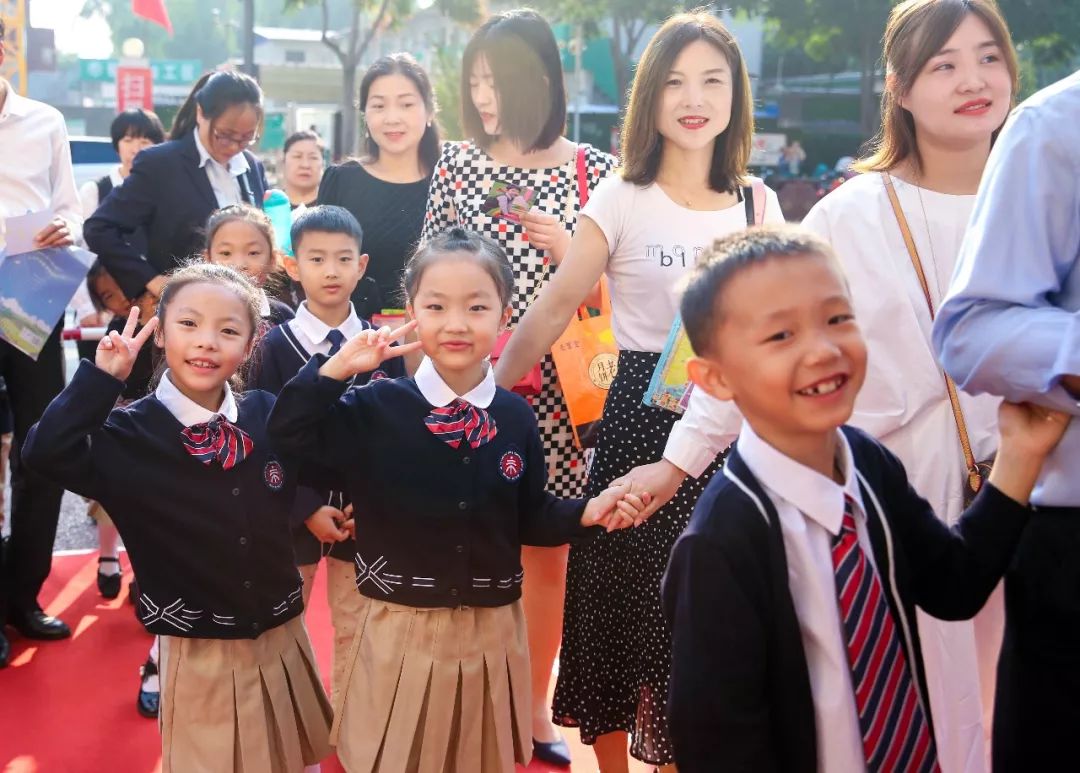 开启智慧梦想起航曲江二小举行魔法学校欢迎你新生入学礼