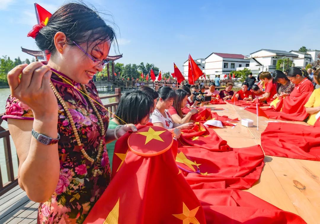 新时代文明实践在昌南南昌县幽兰镇举办颂党恩绣国旗迎国庆活动