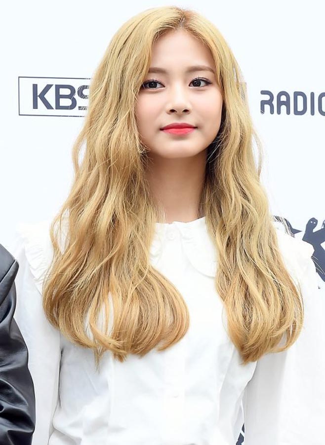 周子瑜金发大波浪造型,南韩颜神的颜值着实是很高!