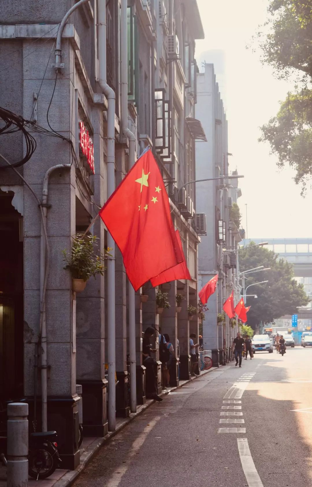 南华西骑楼街国旗飘飘迎国庆有一种表白叫我爱你中国