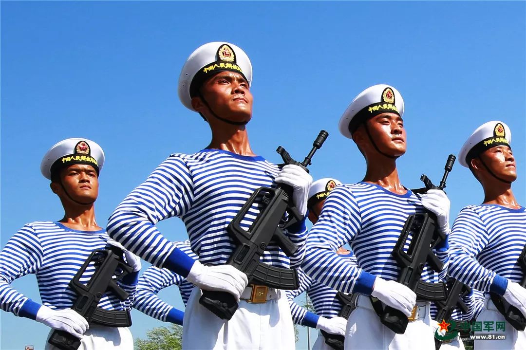 一袭白衣威武霸气,海军方队高清大图来袭!