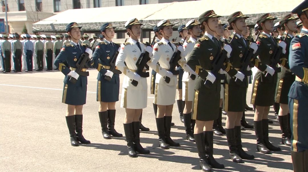 今年十一,是仪仗女兵首次亮相国庆阅兵场,作为其中的一员,卢戎俏感到