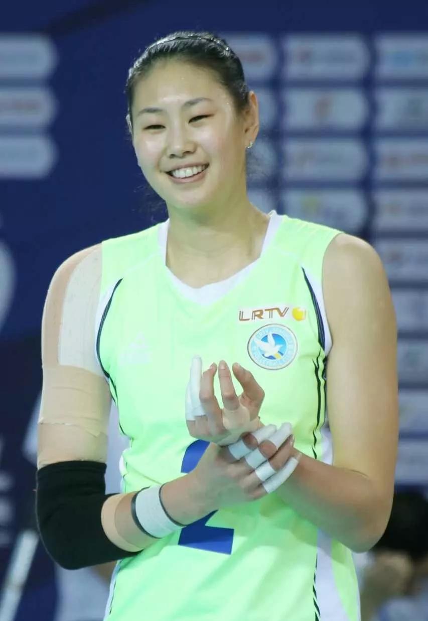 1米92的她大器晚成,是中国女排的常青藤,32岁仍备受郎平青睐_颜妮