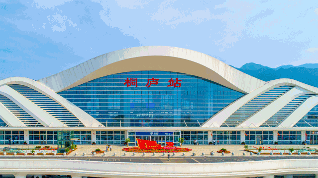 【祝福祖国 爱我桐庐】桐庐站的"中国红"真好看!还有