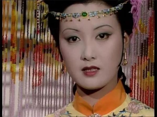 三角眼,吊梢眉,美丽容貌隐藏着刁钻和狡黠.