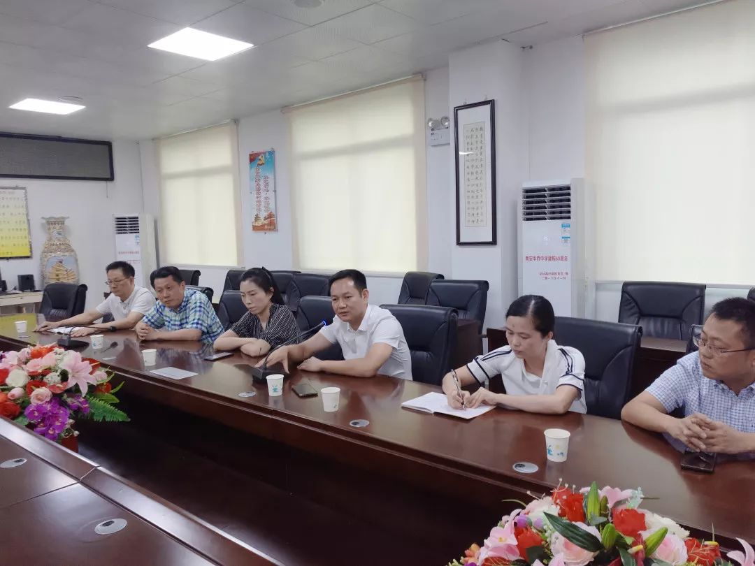 南安市政府王昭昭副市长到华侨中学关心指导工作