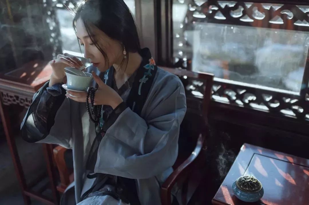 一个人有没有修养看脸就知道