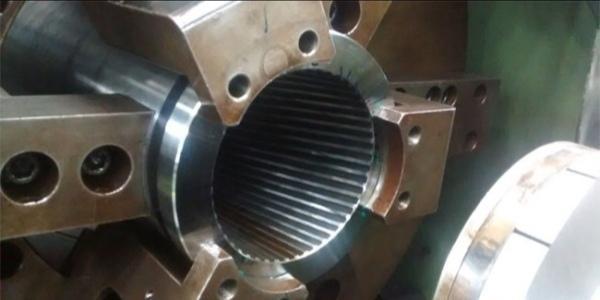 图片上是现代火炮进行最后的深孔加工阶段,也就是使用拉刀将膛线加工