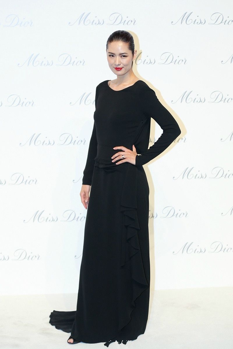 马艳丽一个名不见经传的模特但身材好到哭身价更是过10亿