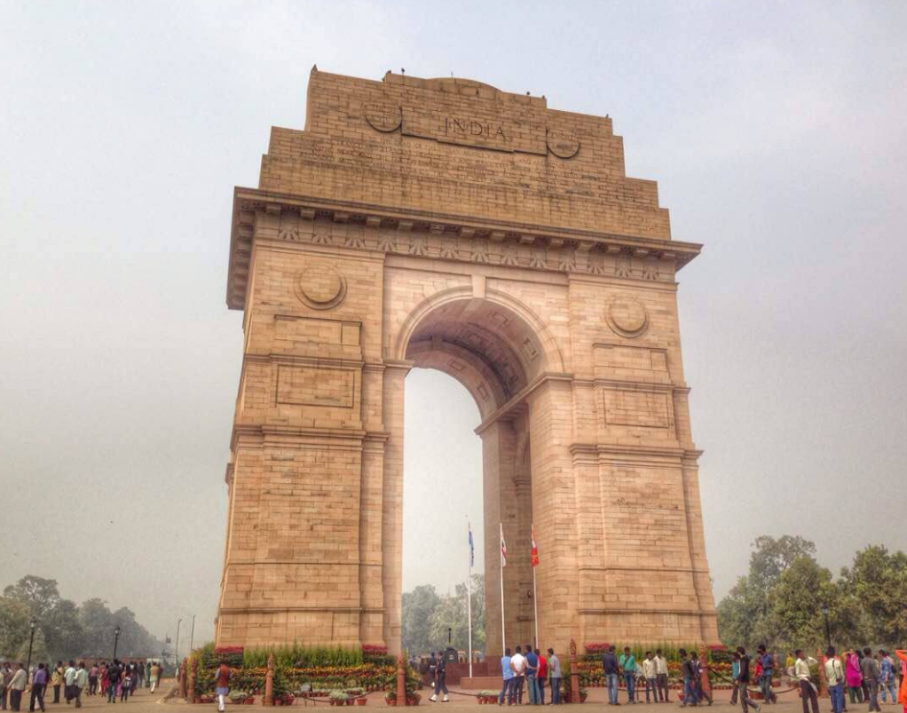 世界最"残忍"的门:一门之隔却有云泥之别,一边极富一边极穷!_德里门