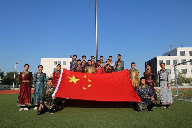 与国旗合影,与祖国同在赛罕青年在国旗下绽放在国旗下定格对祖国的