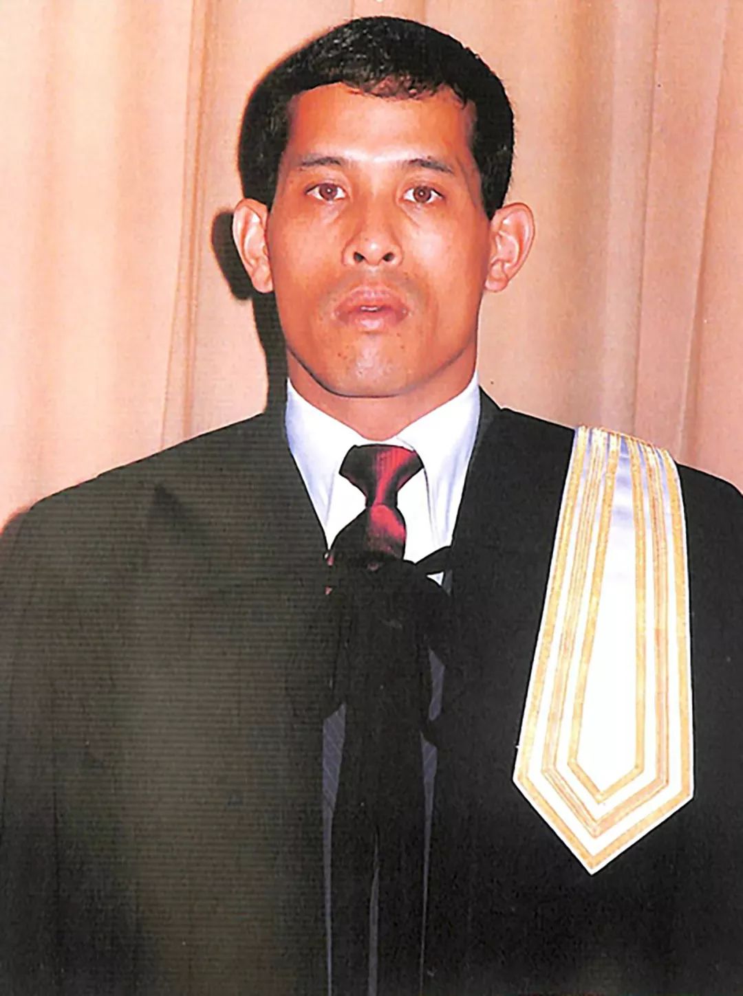 如今,玛哈的父亲普密蓬国王才去世不到三年,他一坐上王位就立刻迎娶两