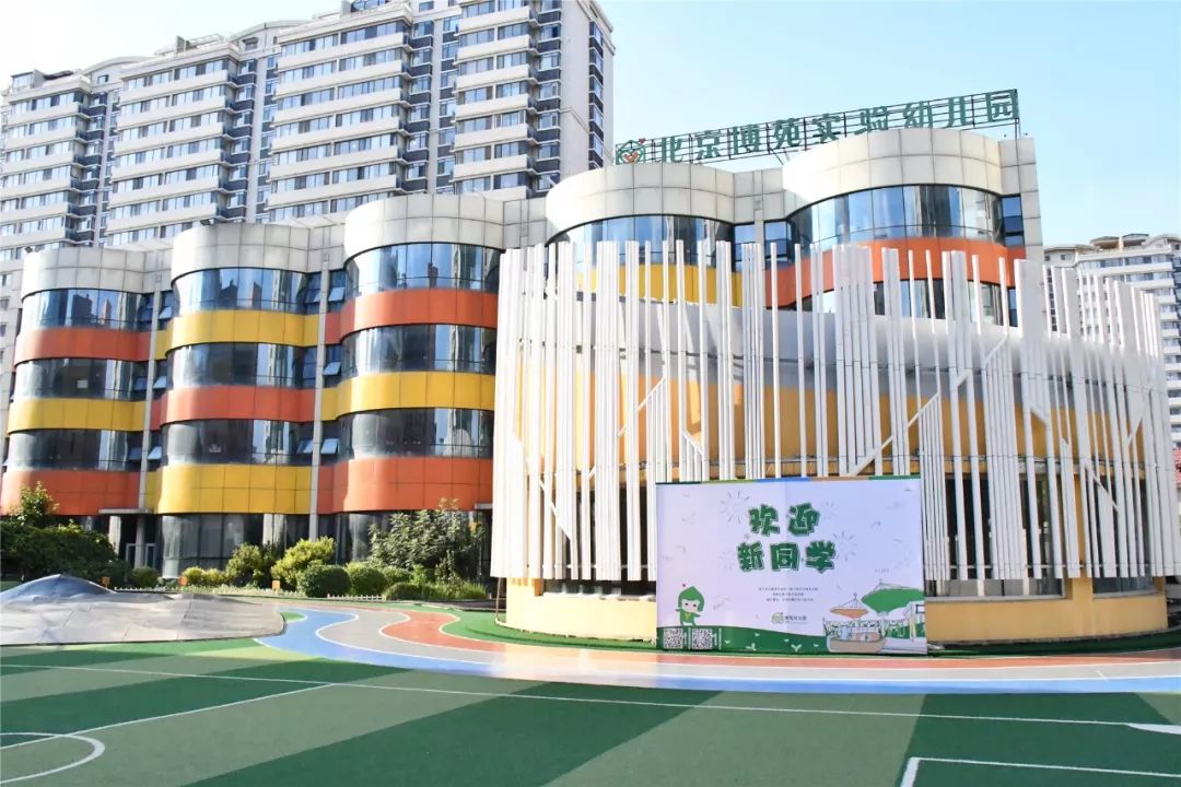 上午时间,我们博苑幼儿园邀请了10位学生家长扮演"坏人",这些扮演者们