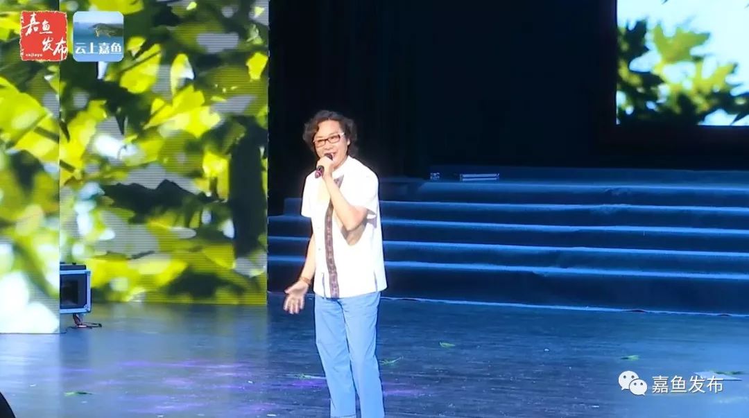 谢军老师深情演唱!整场演出在歌伴舞《不忘初心》中圆满结束.