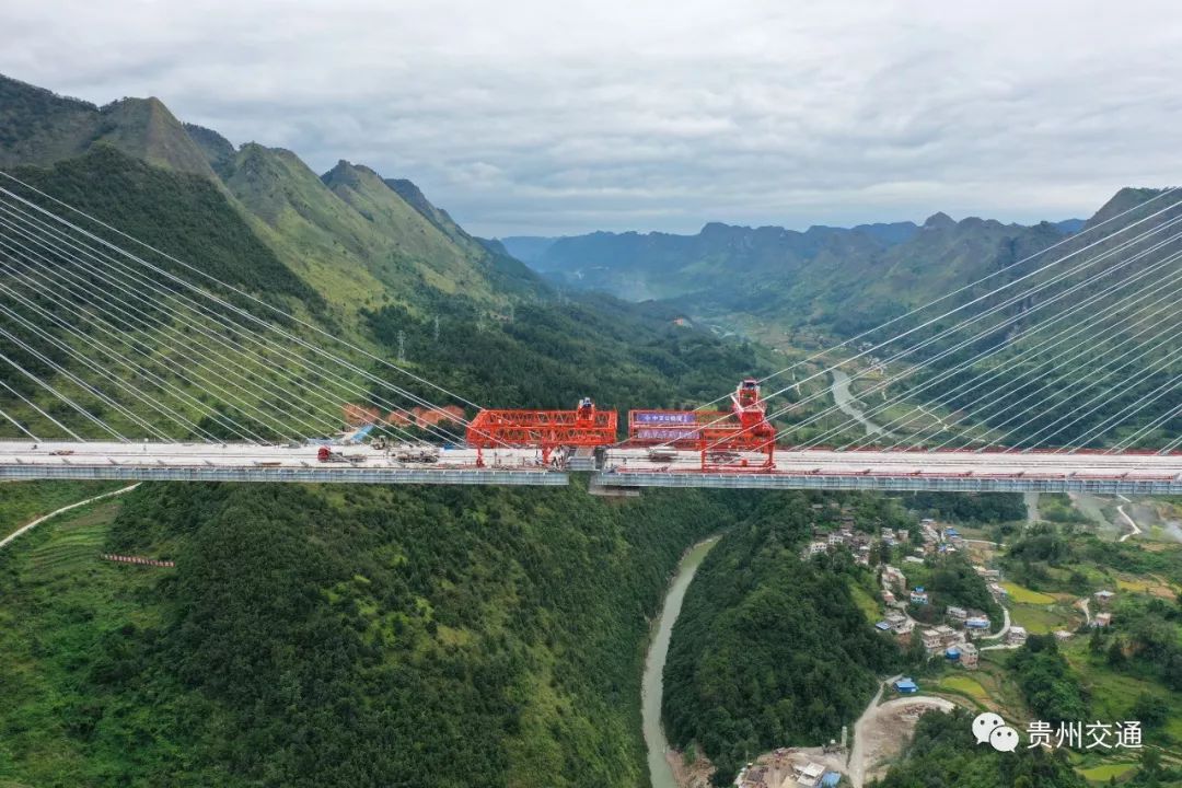 世界最高混凝土高塔橋平塘特大橋成功合龍