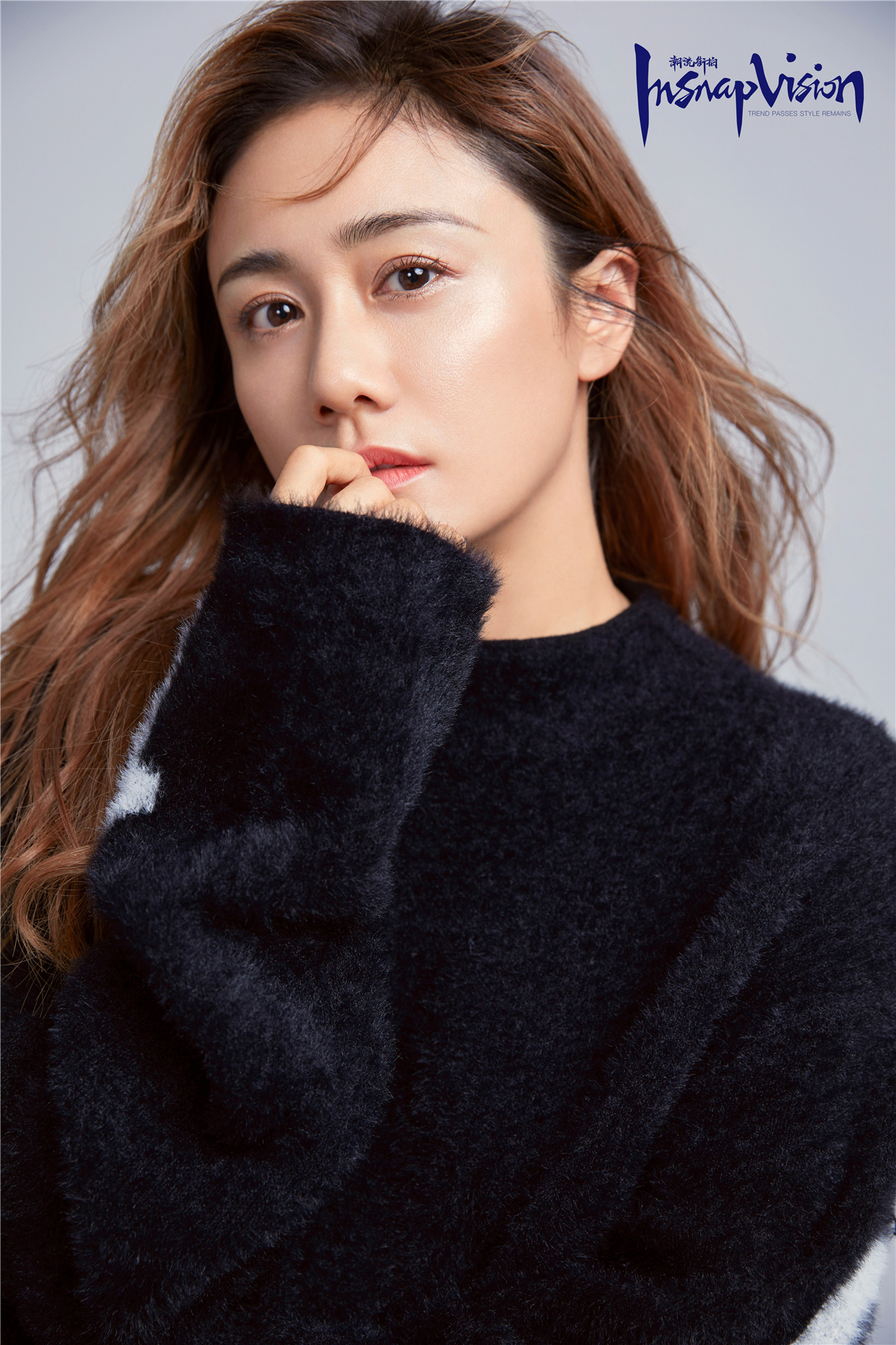 刘芸曝光初秋杂志大片 高马尾工装裤气场强大率性有范儿