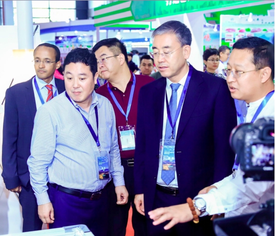 排左起:上海市商务委员会副主任孔福安孔,内蒙古自治区商务厅厅长田永