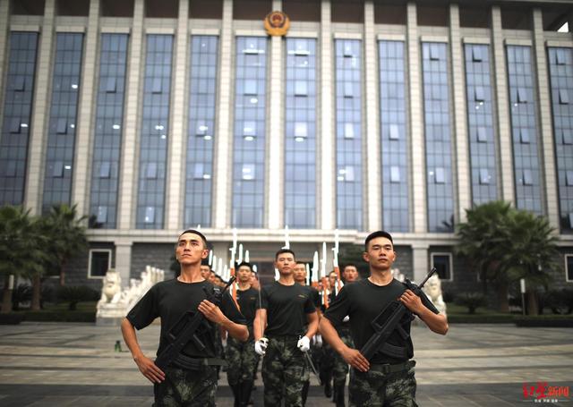 9月26日,武警成都支队正在进行升国旗仪式演练来源:红星新闻记者 严