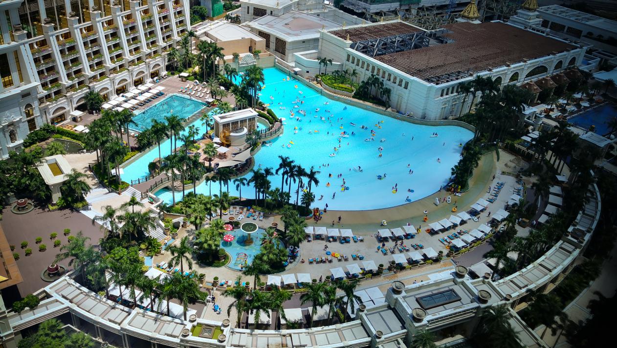 就是全球最大的空中冲浪池,澳门独一无二的超大水上乐园—天浪淘园