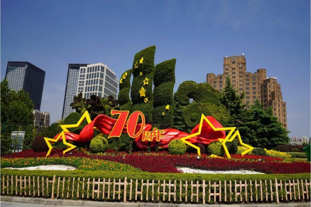 8万组,灯杆花球3300只,主题绿化景点73个,"申字型"高架摆花16万箱,单