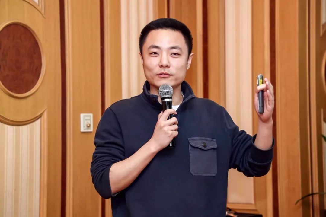 负责人赵恩泽与会者现场讨论会员认真记笔记与会人员认真聆听06咨询报