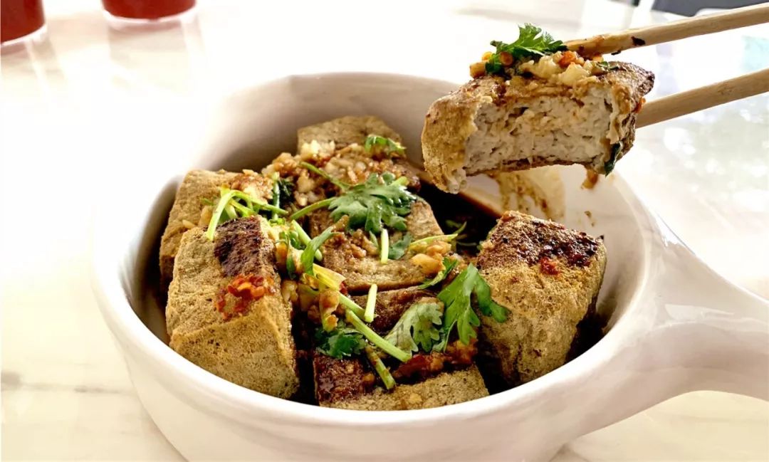 诸暨惊现臭豆腐西施靠一手油炸小吃征服所有人的味蕾