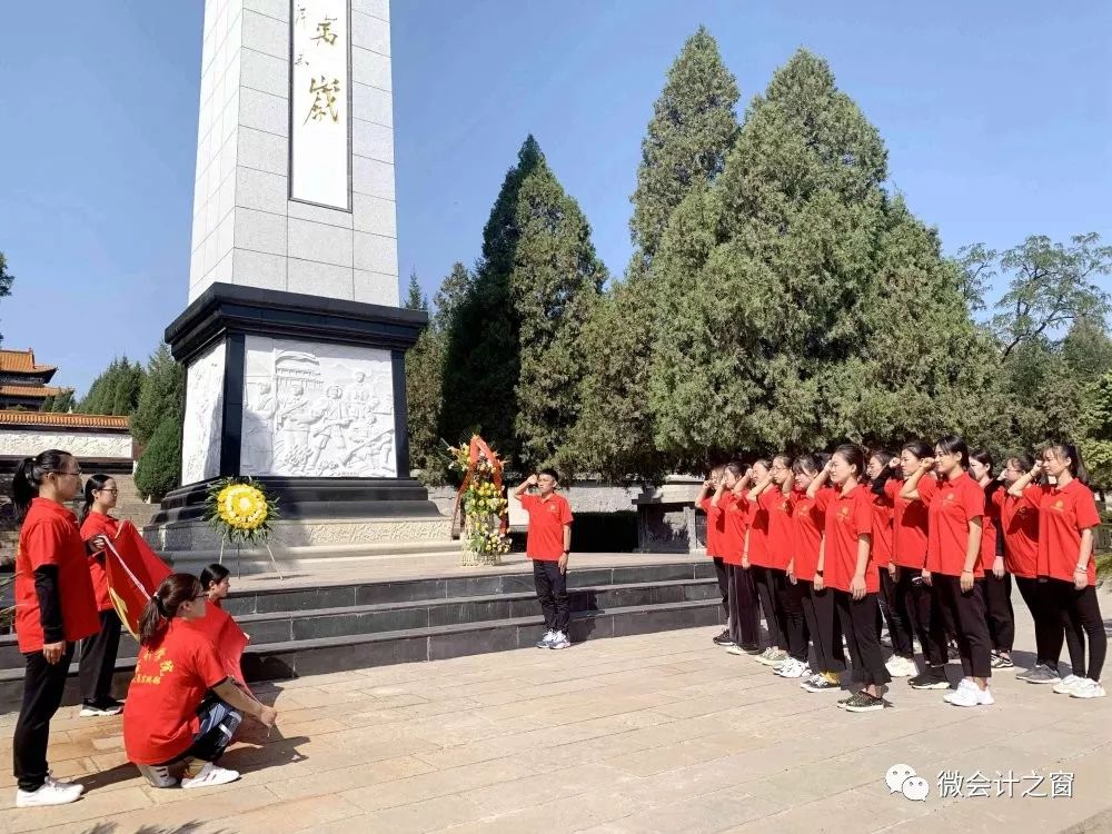 不忘初心牢记使命参观黄坡烈士陵园