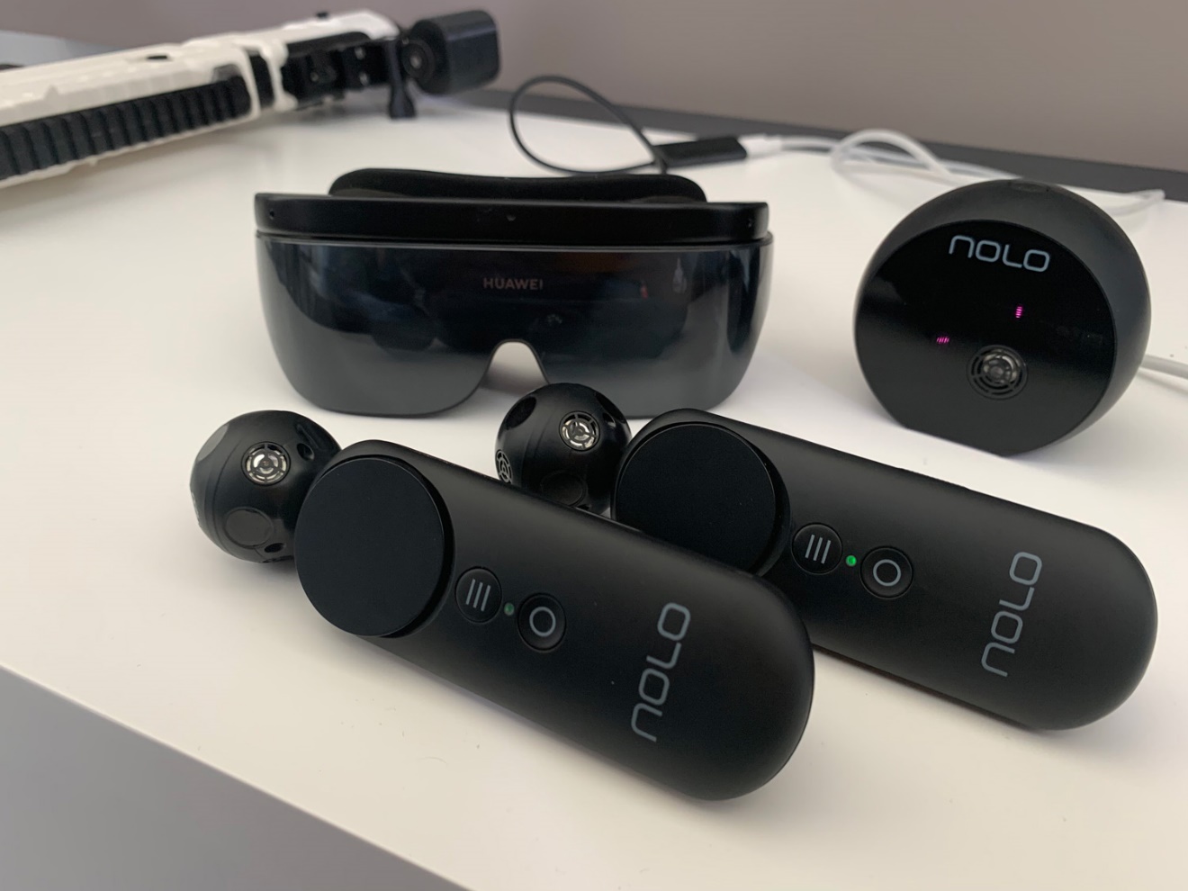 《华为发布颠覆式VR眼镜，VR步入轻薄时代》