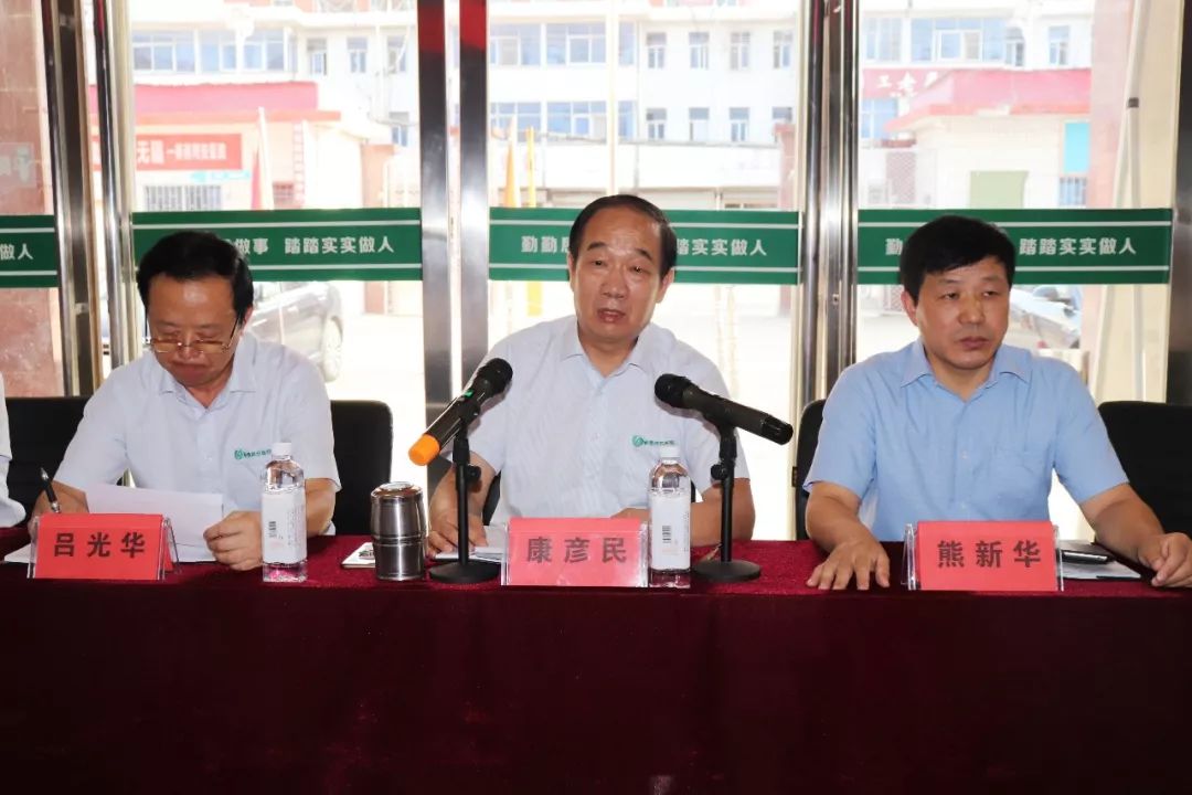 熊新华院长对医院前期工作做总结汇报,建院一年多以来,新蔡同安医院在