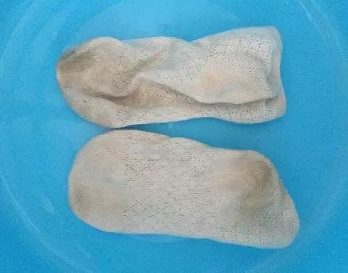 白袜子没穿两次,就黑又脏?清洗时撒一把它,再脏轻轻一搓就干净