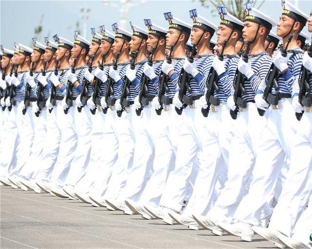 一袭白衣威武霸气,海军方队高清大图来袭