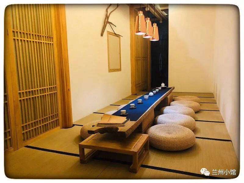 左"宽坐"右"宽舍",似乎是要说:有时澎湃有时沉静,略微油腻也不缺清雅